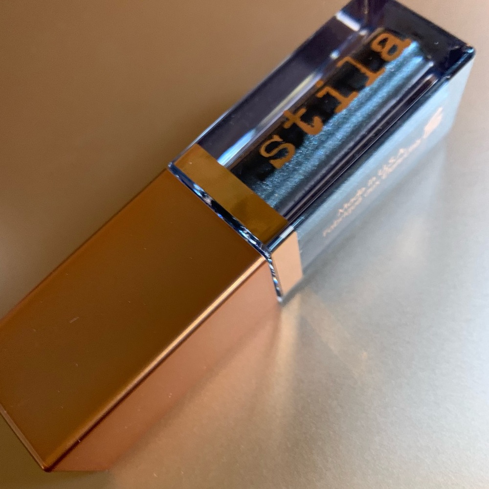 Stila shimmer and glow liquid eyeshadow in Vivid Labradorite